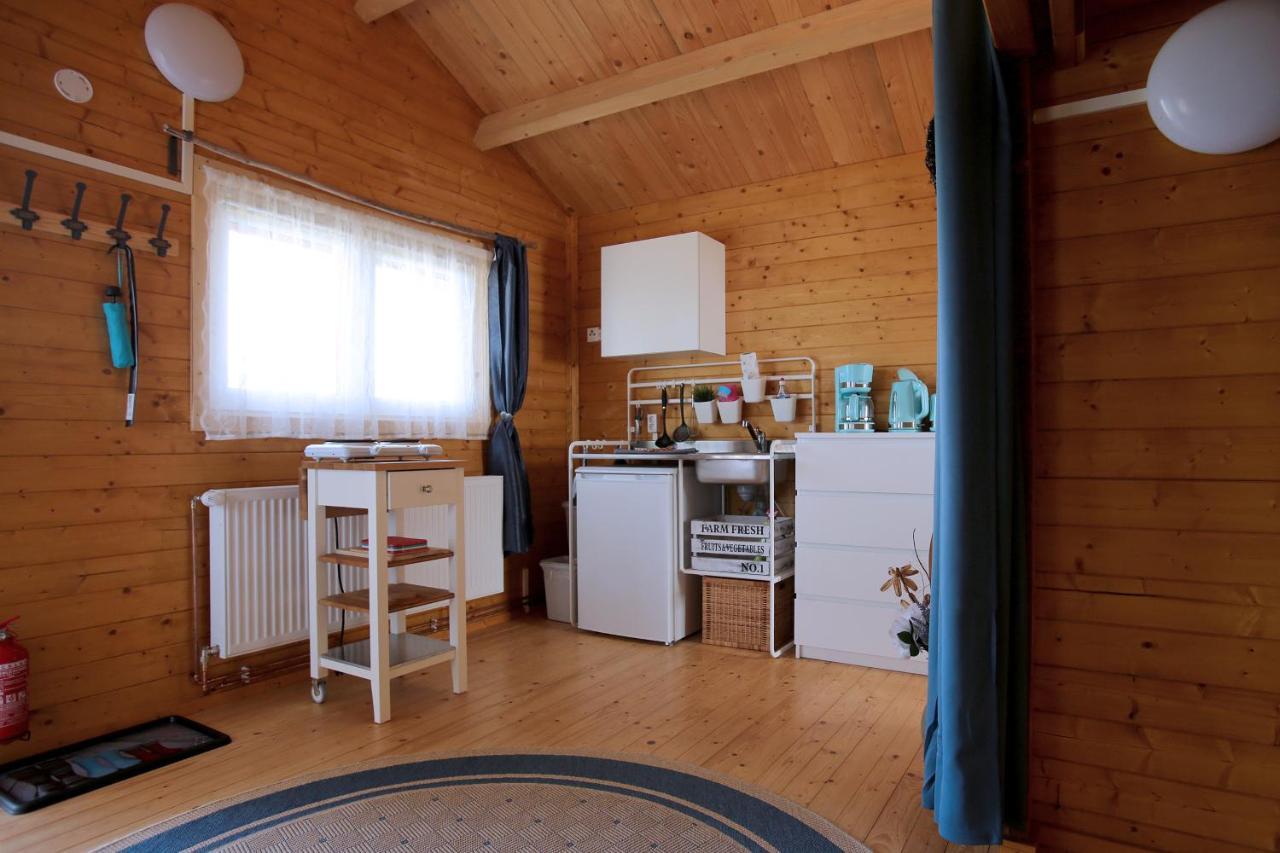 Peenehof Koeppen - Ferienwohnungen & Schlaffaesser Jordenstorf Esterno foto